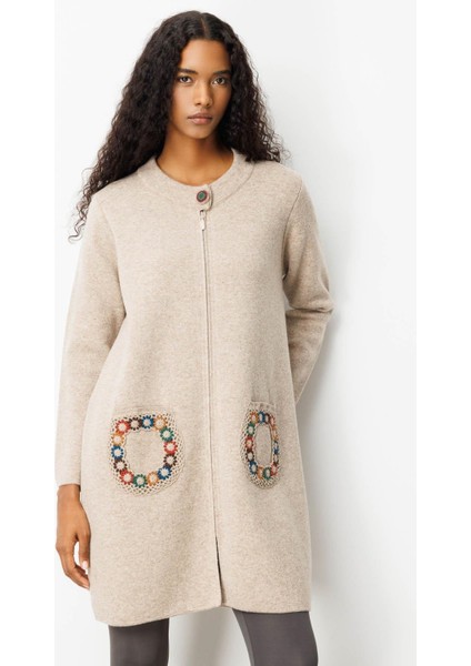 Kadın Dik Yaka Cebi Tığlamalı Uzun Yün Kaban K.bej
