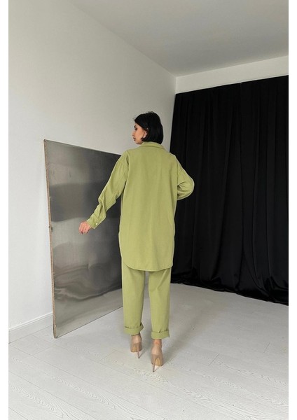 Yeşil Gömlek ve Çıtçıtlı Pantolon Takım