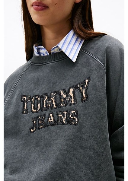 Kadın Boxy Fit Leopar Desenli Aplike Logolu Sweatshirt - Siyah fırsatları