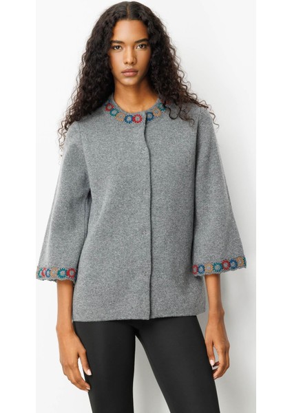 Kadın Yakası ve Kol Ağzı Tığlamalı Kısa Yün Ceket Füme fiyatları