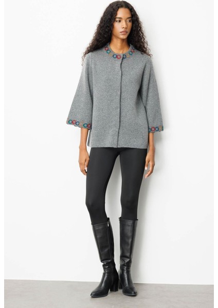 Kadın Yakası ve Kol Ağzı Tığlamalı Kısa Yün Ceket Füme fırsatları