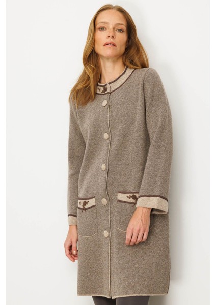 Kadın Dik Yaka Kolu ve Cebi Nakış Işlemeli Uzun Yün Kaban K.bej