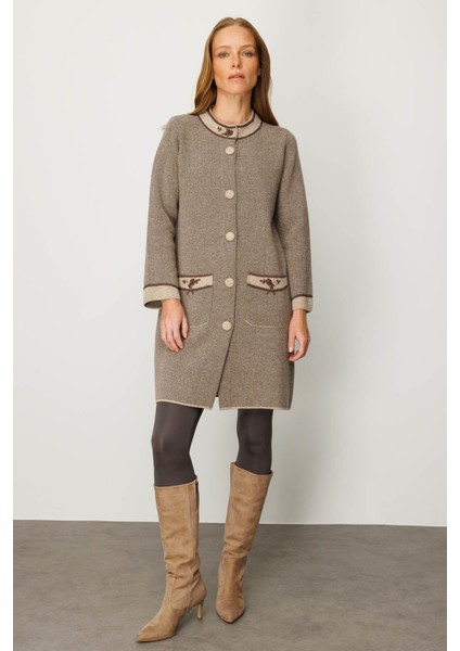 Kadın Dik Yaka Kolu ve Cebi Nakış Işlemeli Uzun Yün Kaban K.bej modelleri