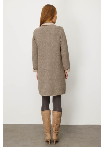 Kadın Dik Yaka Kolu ve Cebi Nakış Işlemeli Uzun Yün Kaban K.bej fırsatları
