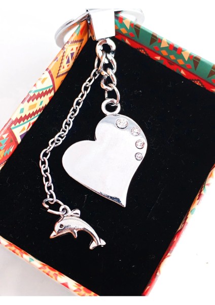 Üzeri Taşlı Kalp ve Zincir Ucunda Yunuslu Metal Anahtarlık