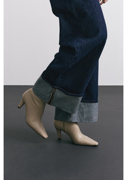 Bot 2516 - Sivri Burun Bilek Üstü Bej Kadın Bot