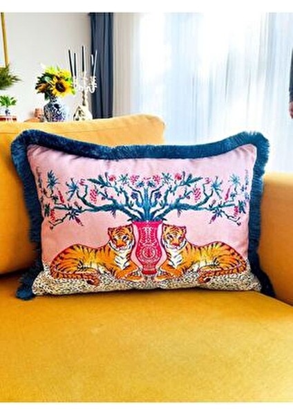 Dekoratif Kaplan Desenli Tasarım Pembe Kadife Yastık Kılıfı