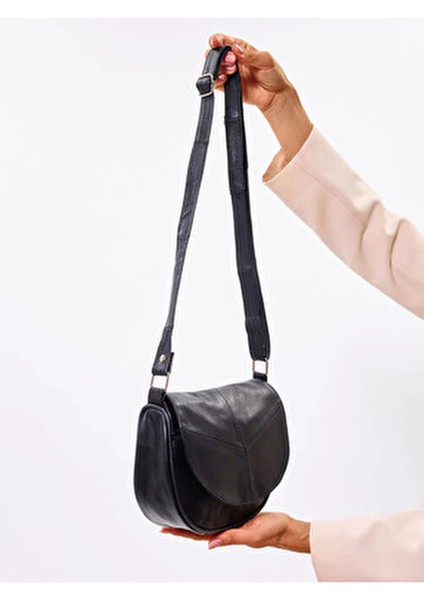 Hakiki Deri Küçük Boy Omuz Çanta Desenli Tasarım ile Şık Görünüm Sunuyor