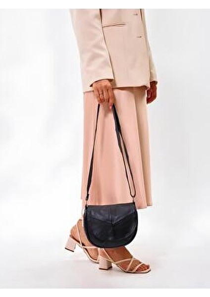 Hakiki Deri Küçük Boy Omuz Çanta Desenli Tasarım ile Şık Görünüm Sunuyor modelleri