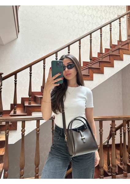 Kadın Gold Aksesuar Detaylı Üç Bölmeli Tasarım Çıkarılabilir Makyaj Çantalı El ve Omuz Çantası Roma indirimleri