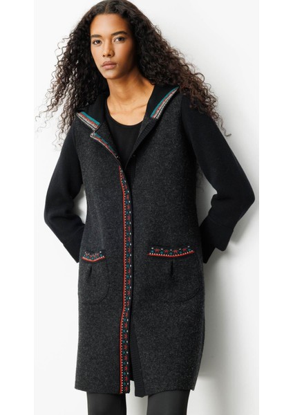 Kadın Kapüşonlu Önü Keçe Yün Kaban Siyah