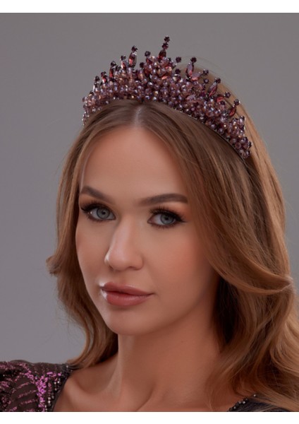 Kristal Taşlı Gelin Tacı – Işıltılı ve Gösterişli Saç Aksesuarı