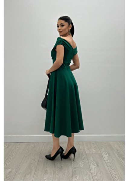 Kayık Yaka Midi Elbise Kloş Silüet Zümrüt Yeşil Klasik Tarz Kadın Giyimi