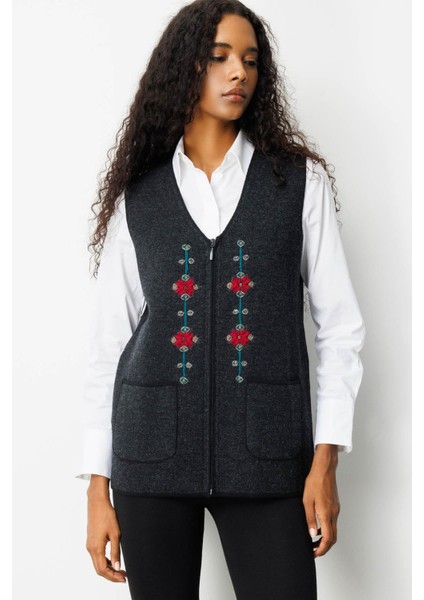 Kadın V Yaka Nakış Işlemeli Kısa Yün Yelek Siyah