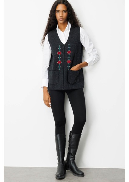 Kadın V Yaka Nakış Işlemeli Kısa Yün Yelek Siyah fiyatları