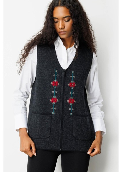 Kadın V Yaka Nakış Işlemeli Kısa Yün Yelek Siyah fırsatları