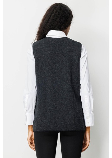 Kadın V Yaka Nakış Işlemeli Kısa Yün Yelek Siyah indirimleri