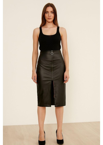 Önden Yırtmaçlı ve Fermuarlı Deri Etek