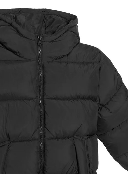 Erkek Çocuk Siyah Logo Işlemeli Kalın Mont modelleri