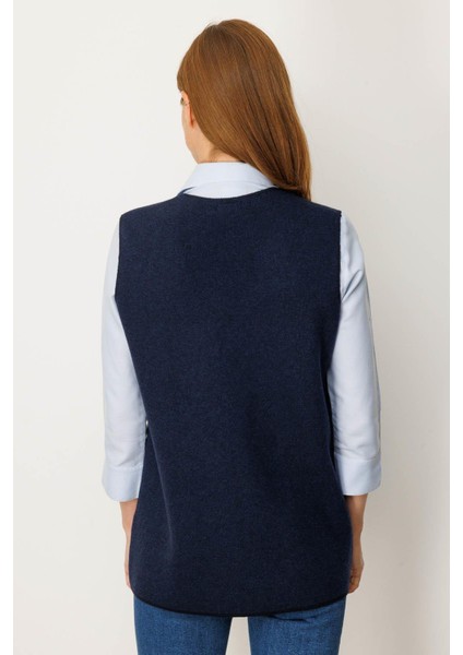 Kadın V Yaka Nakış Işlemeli Kısa Yün Yelek K.lacivert modelleri