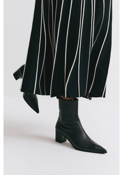 Bot 2514 - Sivri Burun Önden Dikişli Siyah Kadın Bot