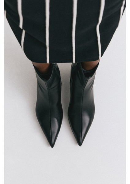 Bot 2514 - Sivri Burun Önden Dikişli Siyah Kadın Bot fiyatları