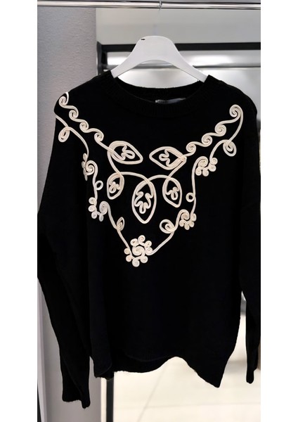 Çiçek Nakışlı Triko Kazak