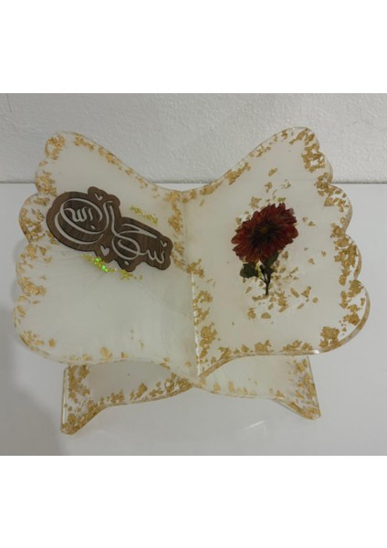 Şeffaf Epoksi Reçine Çiçekli ve Yazı Motifli Kelebek Rahle (Özel Tasarım - Tek Üretim) - 40X30 cm