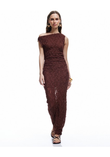 x Melis Ağazat - Kolsuz Slim Fit Drapeli Aksesuarlı Asimetrik Kayık Yaka Uzun Dantel Elbise modelleri