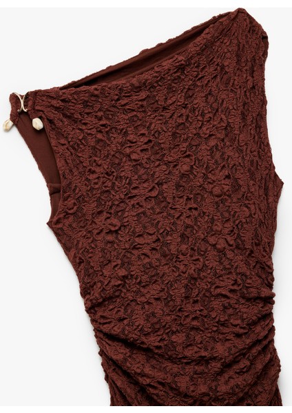 x Melis Ağazat - Kolsuz Slim Fit Drapeli Aksesuarlı Asimetrik Kayık Yaka Uzun Dantel Elbise