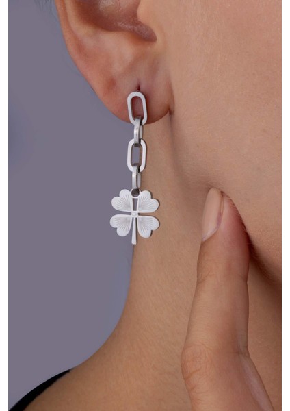 zincir Geçişli Sallantılı Yonca Beyaz Altın Kaplama Çelik Kadın Küpe