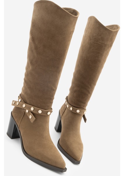 Kadın Sivri Burun Fermuarsız Çıkarılabilen Tokalı Troklu Zımbalı Topuklu Çizme Fuslep Taba Süet