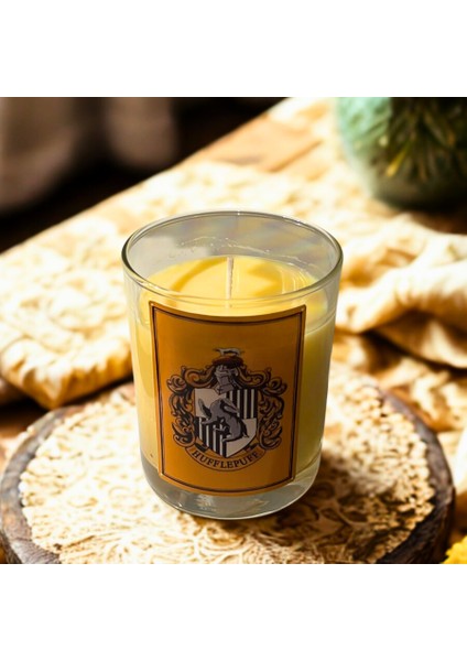 Hufflepuff Dekoratif Mum – Soya Wax – Kış Çayı Kokulu – Harry Potter fiyatları