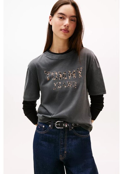 Kadın Boxy Fit Leopar Desenli Aplike Logolu T-Shirt - Siyah