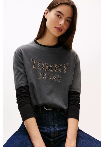 Kadın Boxy Fit Leopar Desenli Aplike Logolu T-Shirt - Siyah fırsatları