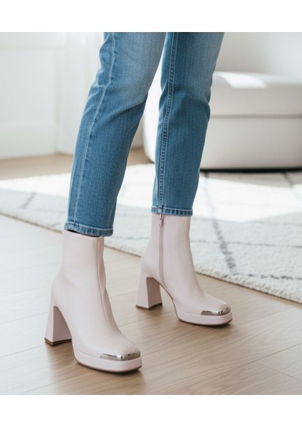 G25K414 Arkadan Fermuarlı Platformlu Topuklu Bej Kadın Bot