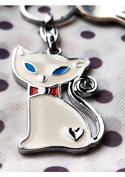 Mavi Gözlü Kırmızı Papyonlu Beyaz Kedi Metal Anahtarlık modelleri