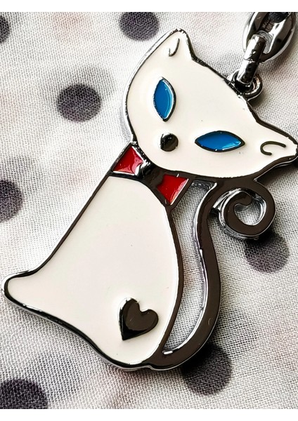 Mavi Gözlü Kırmızı Papyonlu Beyaz Kedi Metal Anahtarlık fırsatları