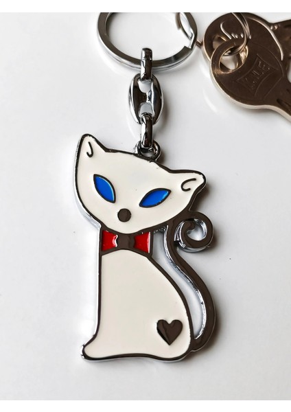 Mavi Gözlü Kırmızı Papyonlu Beyaz Kedi Metal Anahtarlık indirimleri