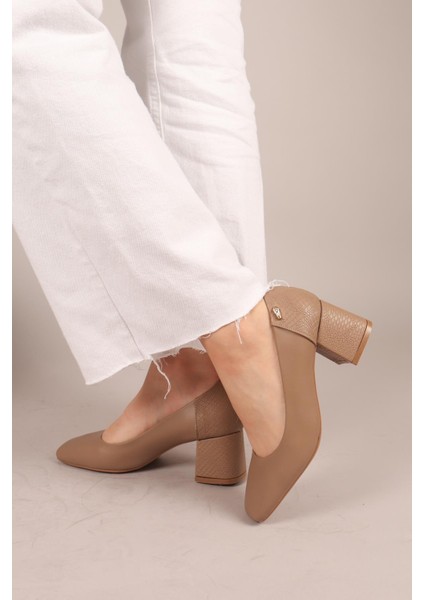 Pumps Arkası Yılan Dokulu Blok Topuklu Ayakkabı Vizon