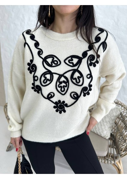 Çiçek Nakışlı Triko Kazak