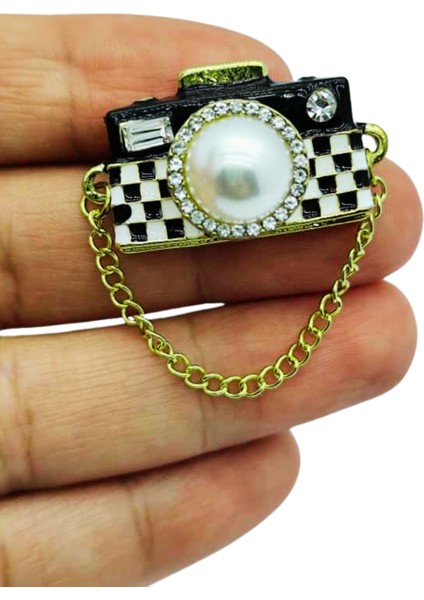 Kamera Figürlü Incili Broş – Fotoğraf Tutkunlarına Özel Zarif ve Şık Aksesuar