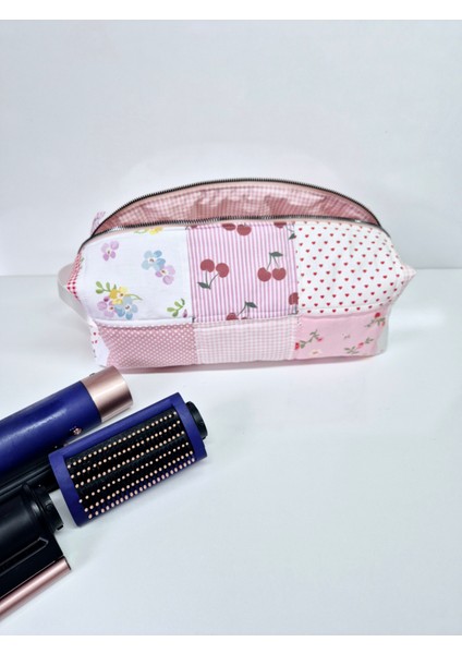 Pembe Patchwork Desenli Dyson Airwrap Uyumlu Saç Şekillendirici Çantası 35x14x12, XXL Makyaj ve Kozmetik Organizer, %100 Pamuklu, Yıkanabilir, Seyahat ve Hediye İçin Ideal