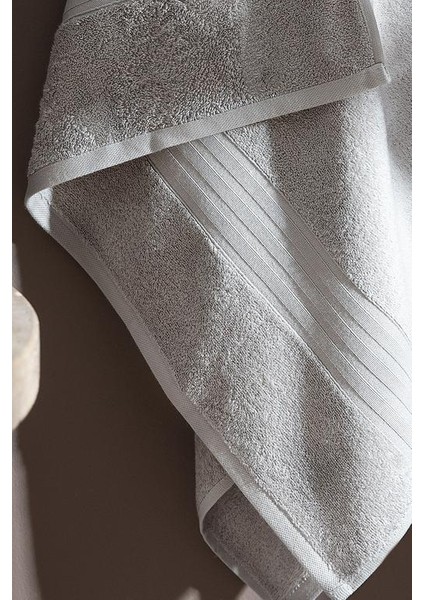 Yeni Sezon Martha Banyo Havlusu (Tencel™) - Açık Gri - 80X150 cm - Açık Gri fiyatları