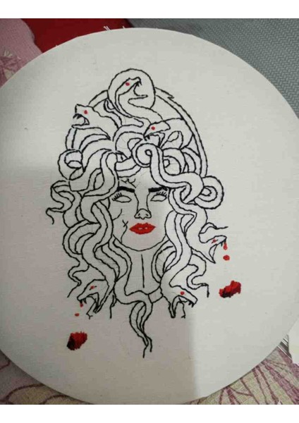 Medusa Nakış Tablo Kasnaklı – Mitolojik Duvar Süsü, Dekoratif El Işi