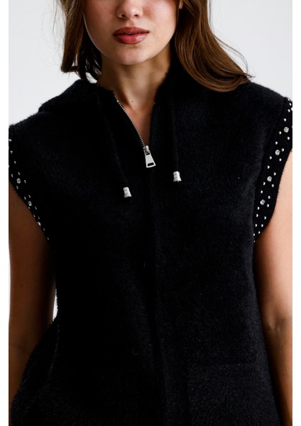 Omuzları Taşlı Kapüşonlu Fermuarlı Yelek