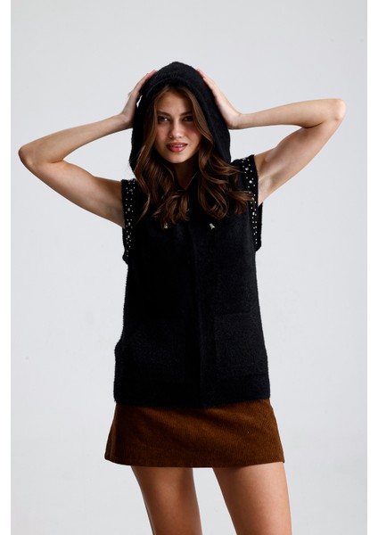 Omuzları Taşlı Kapüşonlu Fermuarlı Yelek indirimleri