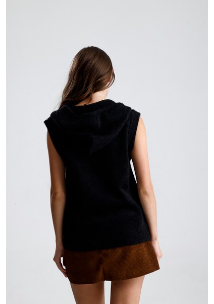 Omuzları Taşlı Kapüşonlu Fermuarlı Yelek