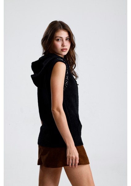 Omuzları Taşlı Kapüşonlu Fermuarlı Yelek