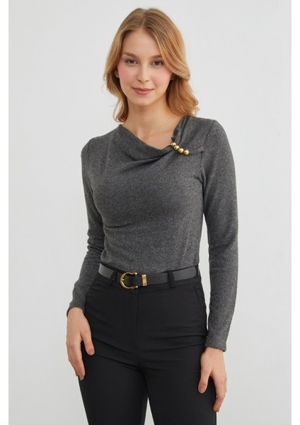 Omuz Aksesuarlı Degaje Yaka Bluz